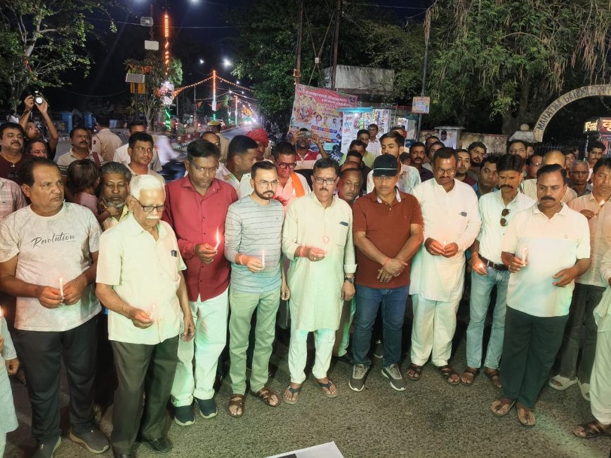 पहलगाम में पर्यटकों के नरसंहार की घटना पर सर्व हिंदू समाज की ओर से केंडल लगाकर दी श्रद्धांजलि