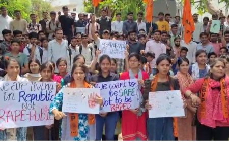 अलवर नीट छात्रा से गैंगरेप: दस दिन बाद भी आरोपी फरार, एबीवीपी और छात्रों का जोरदार प्रदर्शन