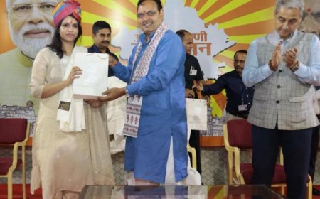 दबोहराज ग्लोबल सीनियर सेकेंडरी स्कूल महुआ की छात्रा साक्षी नागर ने यूपीएससी परीक्षा पास करने पर मुख्यमंत्री ने किया सम्मान