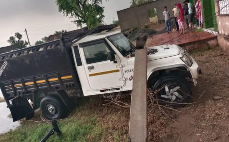 अंधड़ से बिजली पोल व ट्रांफार्मर किसान की पिकअप पर गिरे