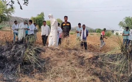 खेड़ला रोड़ पर एक खाली खेत में अज्ञात युवक का अधजला मिला शव फैली सनसनी