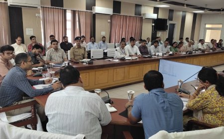 साप्ताहिक समीक्षा बैठक आयोजित, अधिकारी आपसी समन्वय से विकास कार्यों को गुणवत्ता के साथ समय पर करायें पूरा  - जिला कलक्टर