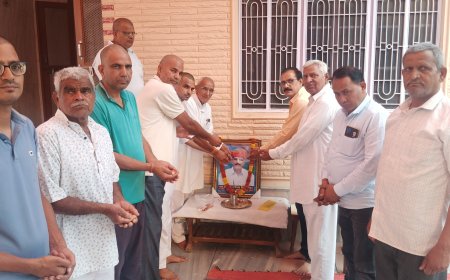 स्वर्गीय नरेंद्र सिंह की प्रतिमा पर समाजसेवी भावरिया ने किए पुष्प अर्पित