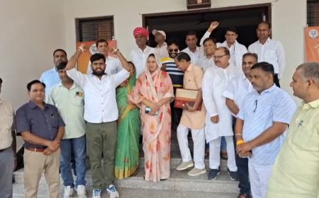 ऑपरेशन सिंदूर की सफलता पर भरतपुर में कार्यकर्ताओं ने आतिशबाजी तथा मिठाई बांटकर खुशी का किया इजहार