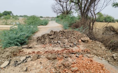 रास्ता रिकॉर्ड में दर्ज नहीं फिर भी बना दी सड़क, अब तोड़ दी सरकार को लगा लाखों का चूना