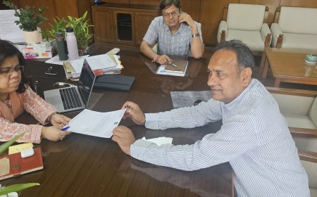 विधायक देवीसिंह शेखावत ने  जयपुर डिस्कॉम की प्रबंधक निदेशक आरती डोगरा से मुलाकात कर बिजली समस्याओं के संबंध में सौंपा मांग पत्र