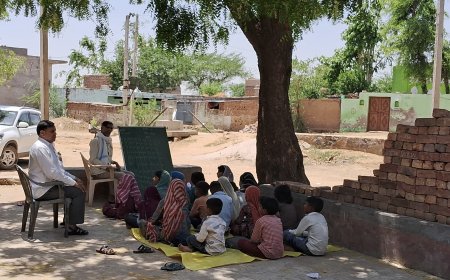 तोता का वास में खुले आसमान में पेड़ के नीचे पढ़ते है नन्हे विद्यार्थी: ना पीने के पानी की व्यवस्था है और ना शौचालय की