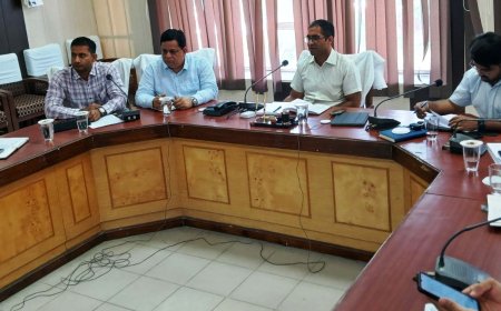 जिला कलक्टर की अध्यक्षता में साप्ताहिक समीक्षा बैठक आयोजित