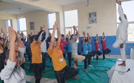 भारत में राष्ट्रीय स्वास्थ मिशन योजना के तहत योग शिक्षक शिखा रहे हैं योग ,इम्पल्स स्कूल योग सत्र का आयोजन