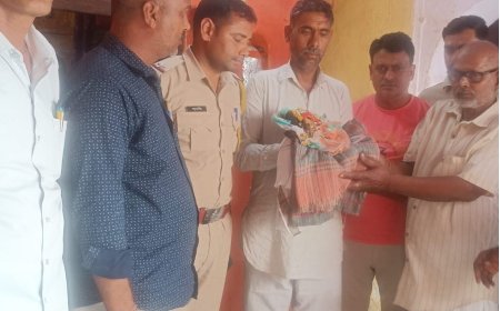 पुलिस ने चोरी हुई लड्डू गोपाल की मूर्ति बरामद कर मंदिर पुजारी के सुपुर्द की