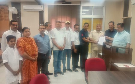 पैट्रोल पम्पों पर आमजन के लिए सुविधा उपलब्ध कराने को लेकर ग्राहक पंचायत ने जिला कलक्टर को सौंपा ज्ञापन