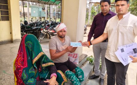 जनसुनवाई में पहुंचे अशोक कुमार को 4 लाख 25 हजार की मुआवजा राशि का चेक किया प्रदान