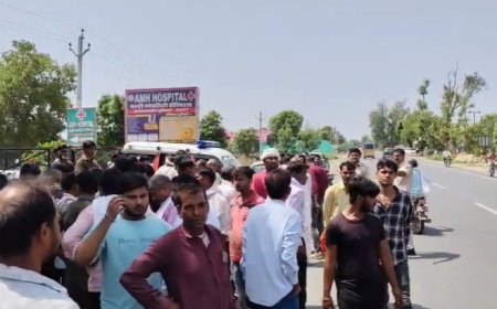 निजी अस्पताल में करंट लगने से नर्सिंगकर्मी की मौत: शव को लेकर दो घंटे तक अस्पताल के आगे आर्थिक सहायता की मांग को लेकर किया प्रदर्शन