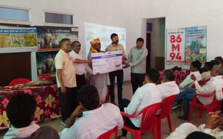 हवाई जहाज का टिकिट दे कर किया सम्मानित