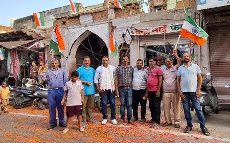 तिरंगा यात्रा का चौबुर्जा मोरी चार बाग व्यापार संघ व पार्षद चंदा ने किया जोरदार स्वागत
