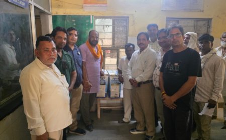 भामाशाहो ने सामुदायिक स्वास्थ्य केंद्र गोविंदगढ़ को भेंट की दो इनवर्टर बैट्री: मरीज को मिलेगी राहत