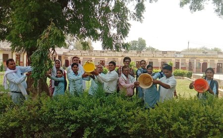 विद्यालय भवन की साफ सफाई कर पेड़ पौधों में डाला पानी