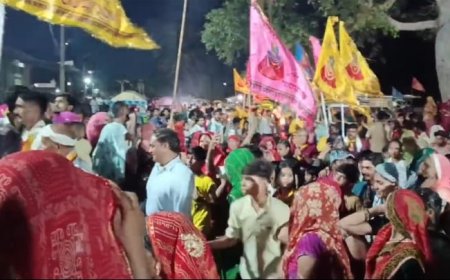 एकादशी पर्व को लेकर श्याम मंदिर पर रही श्रद्धालुओं की भीड़ श्रद्धालु पहुंचे ध्वज लेकर श्याम बाबा के जयकारों से गूंजा कस्बा