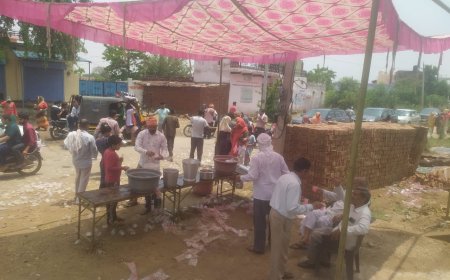 ओमप्रकाश सैनी और उनकी टीम द्वारा छबील लगाकर राहगीरों को पिलाया मीठा शरबत