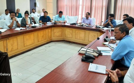 जिला कलक्टर ने ली साप्ताहिक समीक्षा बैठक, सभी विभाग विकास कार्यों को वर्षापूर्व गति देकर समय पर पूरा करायें- जिला कलक्टर