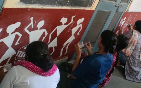 समाज सेवा शिविर में छात्राओं ने विद्यालय परिसर को आकर्षक मांडनों से सजाया