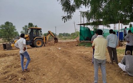 पुलिस व प्रशासन ने जेसीबी से खड्डा खोदकर बन्द किए गये रास्ते को खुलवाया