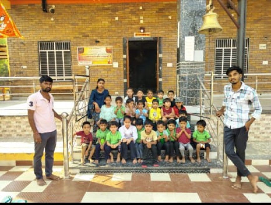 क्रिएटिव किड्स प्ले स्कूल के छोटे-छोटे बच्चों ने खाडेश्वर महादेव मंदिर में नवाया शीश, मांगी मन्नत