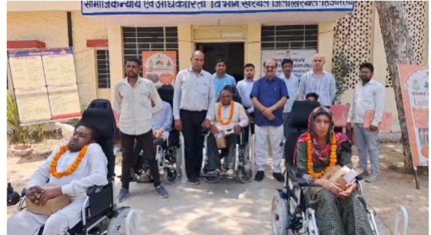 विशेष योग्यजनों को वितरित की गई इलेक्ट्रिकल व्हील चेयर