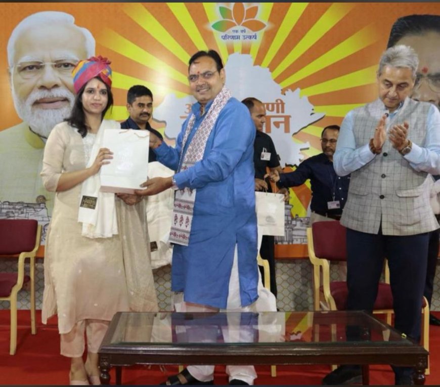 दबोहराज ग्लोबल सीनियर सेकेंडरी स्कूल महुआ की छात्रा साक्षी नागर ने यूपीएससी परीक्षा पास करने पर मुख्यमंत्री ने किया सम्मान