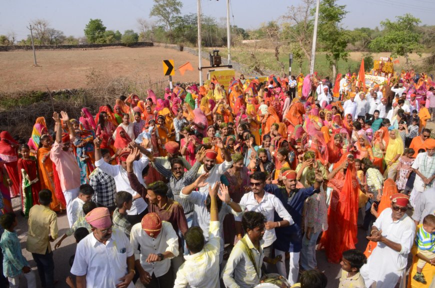 नगर भ्रमण पर निकले ठाकुर जी, श्रद्धालुओं ने स्वागत में बिछाए पलक पांवड़े, प्राण प्रतिष्ठा आज