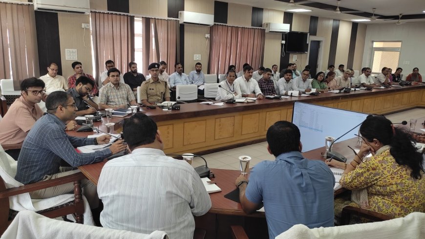 साप्ताहिक समीक्षा बैठक आयोजित, अधिकारी आपसी समन्वय से विकास कार्यों को गुणवत्ता के साथ समय पर करायें पूरा - जिला कलक्टर