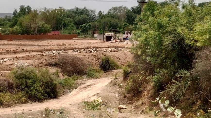 रोक के बावजूद अवैध रूप से सरकारी नाले पर निर्माण कार्य जारी