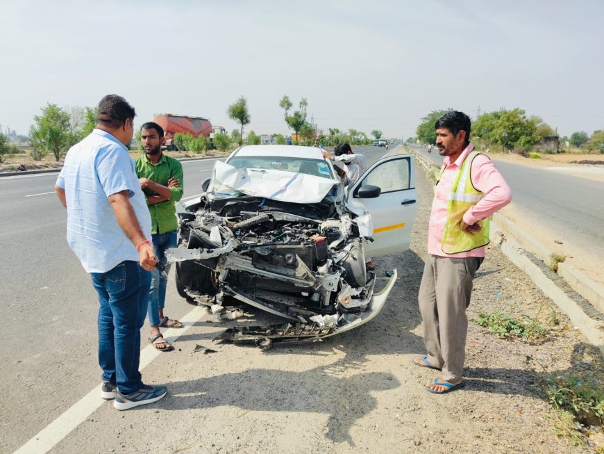 खड़े ट्रक से टकराई कार: एयरबैग खुलने से कार में सवार चार लोग बालबाल बचे