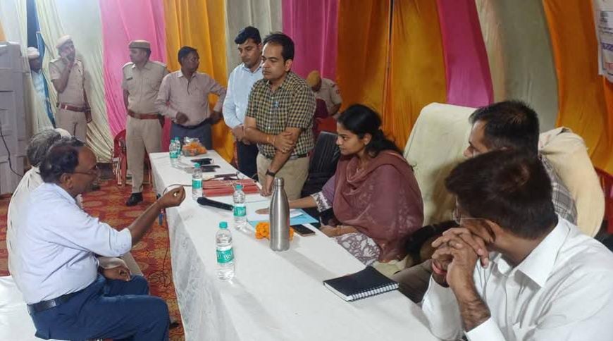कलेक्टर ने फाहरी में रात्रि चौपाल में सुनी ग्रामीणों की समस्याएं: 30 शिकायतों का तत्काल समाधान करने के निर्देश