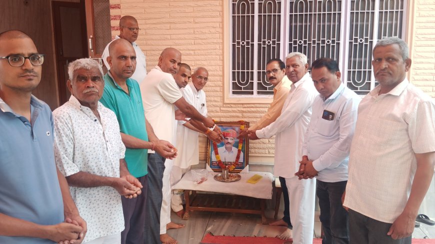स्वर्गीय नरेंद्र सिंह की प्रतिमा पर समाजसेवी भावरिया ने किए पुष्प अर्पित
