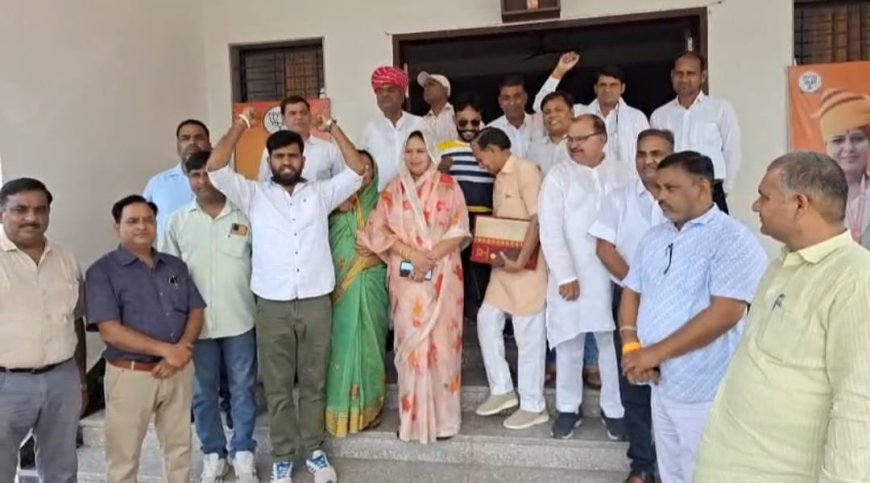 ऑपरेशन सिंदूर की सफलता पर भरतपुर में कार्यकर्ताओं ने आतिशबाजी तथा मिठाई बांटकर खुशी का किया इजहार