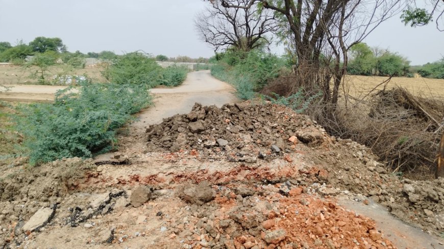 रास्ता रिकॉर्ड में दर्ज नहीं फिर भी बना दी सड़क, अब तोड़ दी सरकार को लगा लाखों का चूना