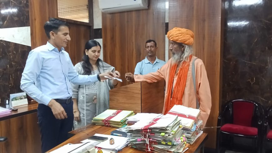 धार्मिक आस्था और देशभक्ति का अद्भुत संगम- श्री दुर्लभ नाथ महाराज आश्रम ने फौज के समर्थन में दिए 2 लाख रुपए