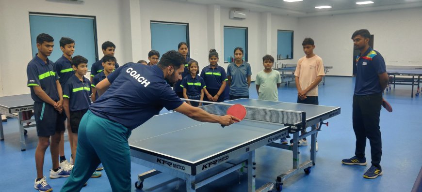 एनआईएस डिप्लोमा ट्रेनी सीखा रहे है हमारे खिलाड़ियो को टेबल टेनिस कि बारीकियाँ