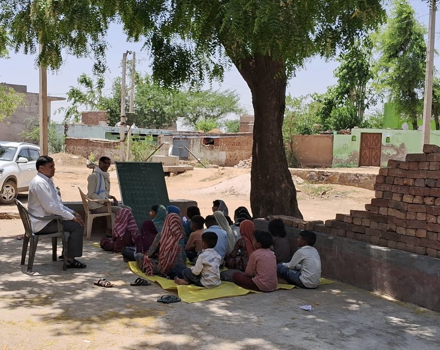 तोता का वास में खुले आसमान में पेड़ के नीचे पढ़ते है नन्हे विद्यार्थी: ना पीने के पानी की व्यवस्था है और ना शौचालय की