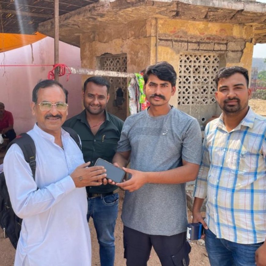 रोड़वेज कंडक्टर ने दिया ईमानदारी का परिचय: जल्दबाजी में बस में छूट गया था मोबाइल, यात्री ने वापस जयपुर पहुंचकर लिया