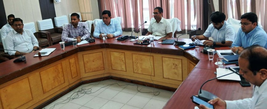 जिला कलक्टर की अध्यक्षता में साप्ताहिक समीक्षा बैठक आयोजित