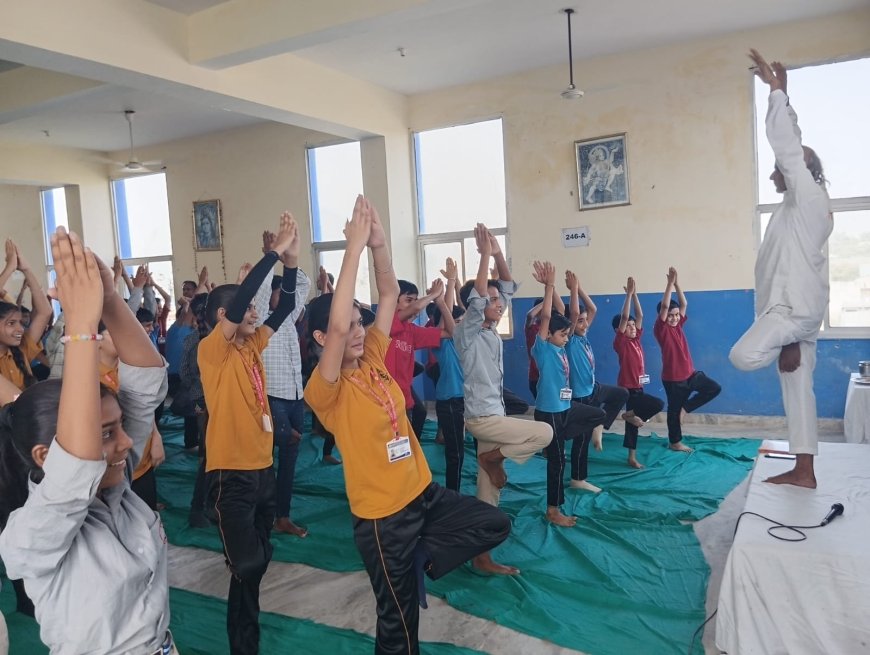 भारत में राष्ट्रीय स्वास्थ मिशन योजना के तहत योग शिक्षक शिखा रहे हैं योग ,इम्पल्स स्कूल योग सत्र का आयोजन