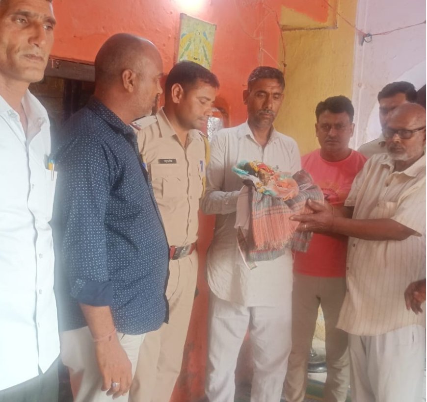 पुलिस ने चोरी हुई लड्डू गोपाल की मूर्ति बरामद कर मंदिर पुजारी के सुपुर्द की
