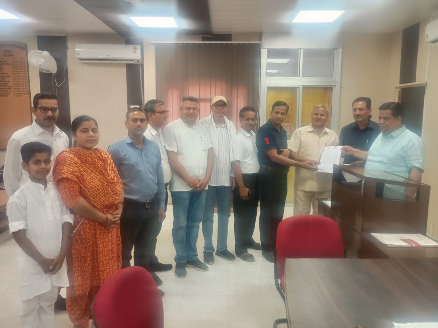 पैट्रोल पम्पों पर आमजन के लिए सुविधा उपलब्ध कराने को लेकर ग्राहक पंचायत ने जिला कलक्टर को सौंपा ज्ञापन