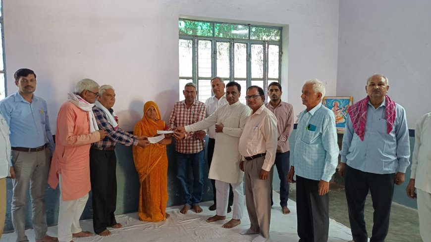 सड़क दुर्घटना में मृतक लिपिक विष्णु शर्मा के परिजनों को आदर्श विद्या मंदिर विद्यालय महवा मे दी गई 1 लाख रुपये की सहायता