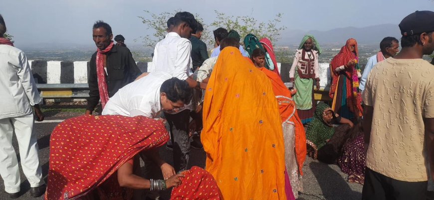 पिकअप के ब्रेक फेल:  20 से ज्यादा घायल — CEO एवं CMHO की तत्परता से टली बड़ी अनहोनी