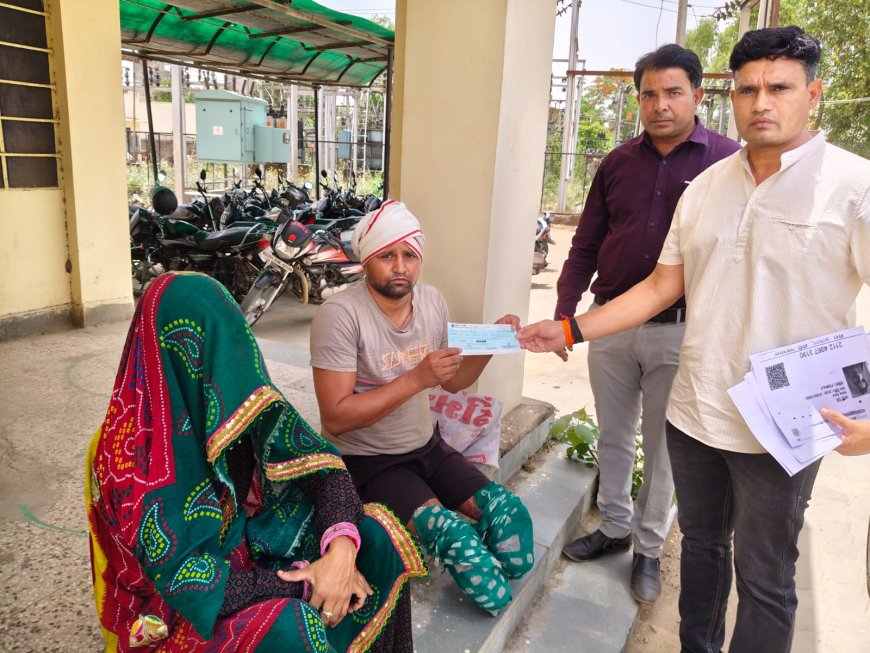 जनसुनवाई में पहुंचे अशोक कुमार को 4 लाख 25 हजार की मुआवजा राशि का चेक किया प्रदान