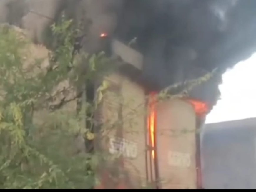 टैंट के गौदाम में अज्ञात कारणों के चलते लगी भीषण आग, आग बुझाने  आई तीन दमकल गाड़ियां