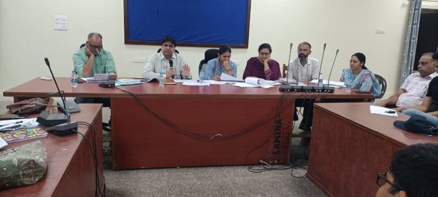 सीएमएचओ डॉ गुर्जर ने ब्लॉक झुंझुनूं के स्टॉफ की मीटिंग बुलाकर किया रिव्यू